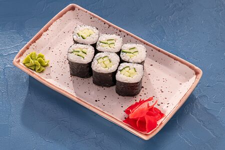 Ролл с огурцом