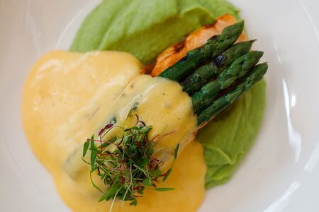 Стейк из лосося на гриле с голландским соусом