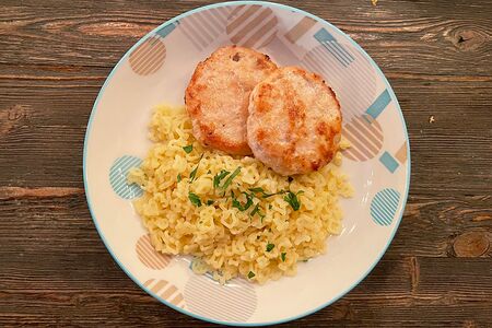Куриные котлеты с макаронами