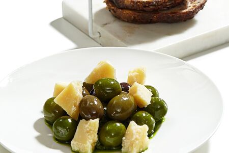 Теплые оливки с соусом песто и пармезаном