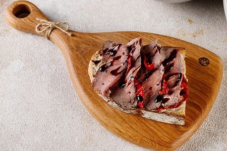 Брускетта с ростбифом