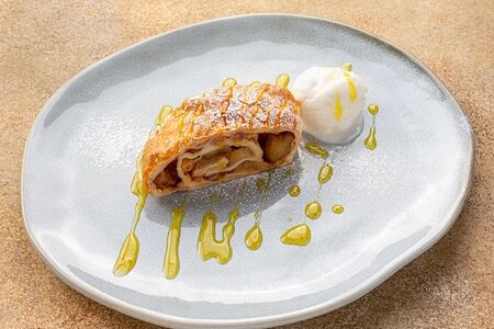 Яблочный штрудель с ванильным мороженым