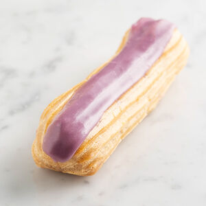 Эклер с черной смородиной