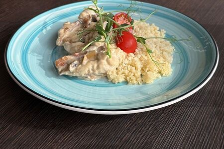 Окунь в сливочно-устричном соусом с кускусом