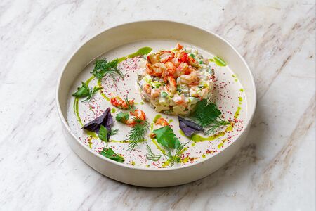 Салат Оливье с раковыми шейками