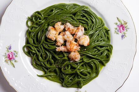 Шпинатные таглиолини с креветками