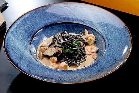 Спагетти с чернилами каракатицы и морепродуктами