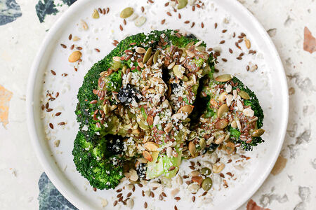 Брокколи, грецкий орех, вяленый виноград