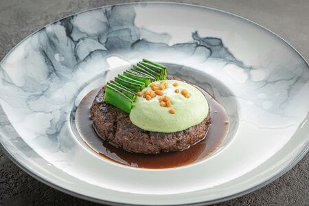 Бифштекс из лосятины с беарнезом и лопаткой молодого горошка