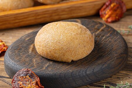 Пирожок из зеленой гречки с тыквой, фасолью и вялеными помидорами