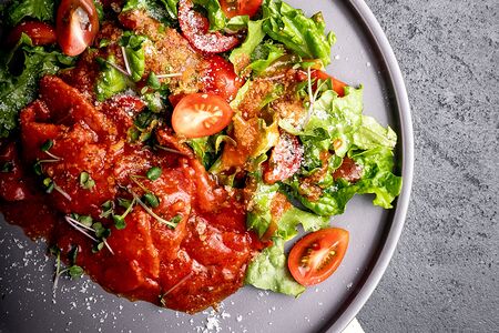 Салат с мраморной говядиной Че Гевара