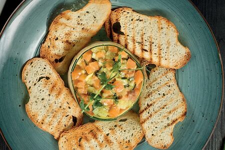 Тартар с лососем в цитрусовой заправке