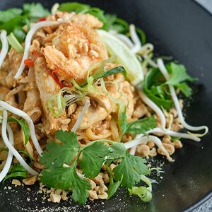 Рисовая лапша Пад тай с креветками и курицей