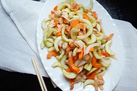 Огурец с креветками