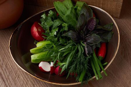 Свежие овощи с ароматной зеленью