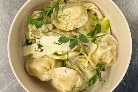 Пельмени со свининой и пекинской капустой