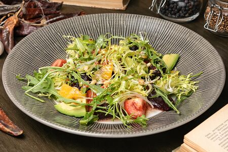 Салат с печеной свеклой и сладкими томатами