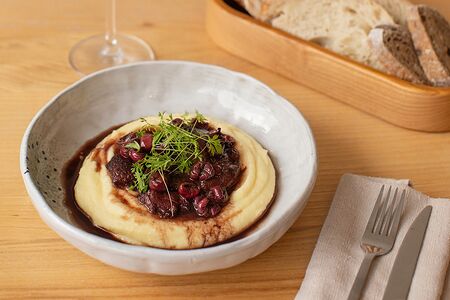 Щечки с картофельным пюре и вишневым демигласом