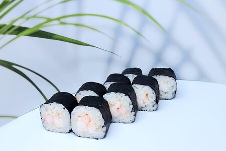 Классический мини-ролл с креветками