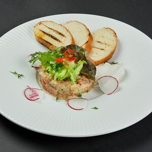 Тартар из лосося и авокадо