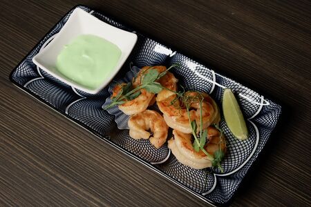 Креветки в панировке с соусом васаби