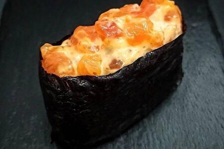 Гункан Спайс с лососем