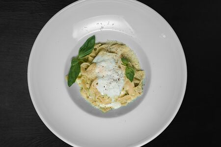 Паста с песто и сыром страчателла