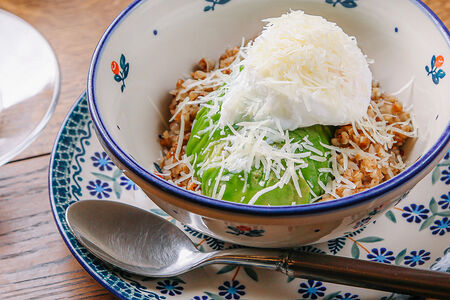 Греча с авокадо, пармезаном и яйцом пашот