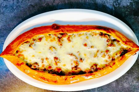 Пицца с телятиной и сыром сулугуни