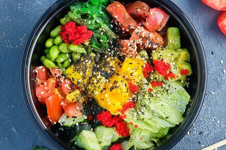 Поке с тунцом, авокадо, манго и соусом никкей