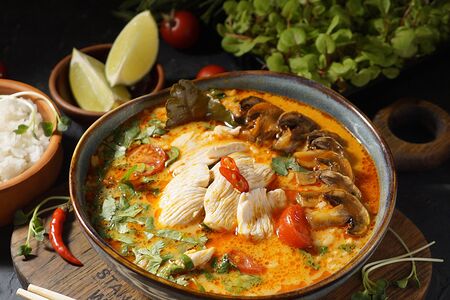 Суп Том ям по-тайски с курицей