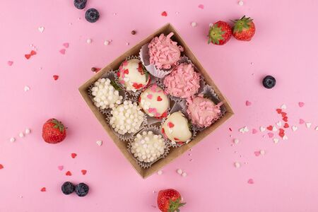 Клубника в белом и розовом шоколаде