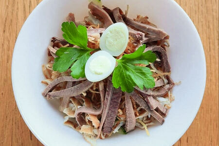 Салат с говяжьим языком и омлетом