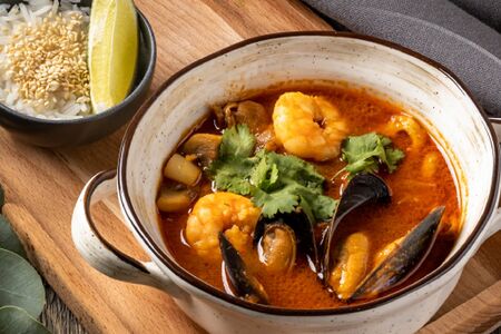 Том ям с морепродуктами