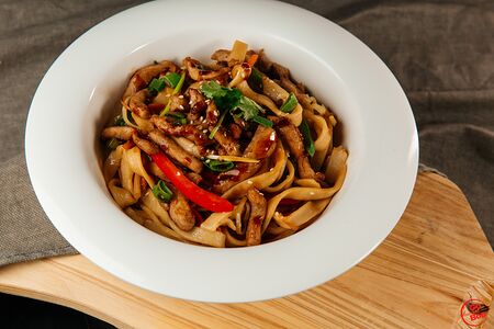 Лапша с говядиной и овощами по-китайски