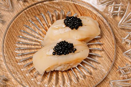 Суши Гребешок и чёрная икра