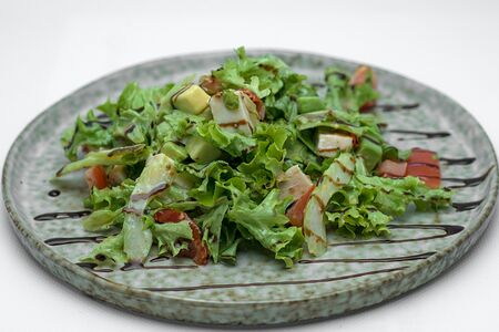 Салат с курицей и авокадо