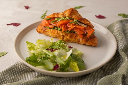 Круассэндвич с лососем