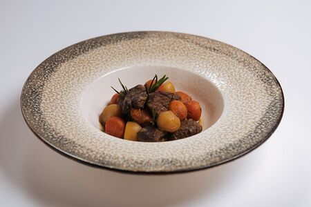 Лосятина томленая с картофелем и овощами