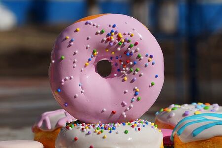 Пончик клубничный