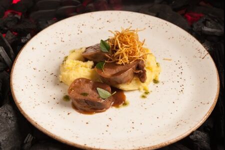 Говяжий язык, томленный в мясном соусе с картофельным пюре