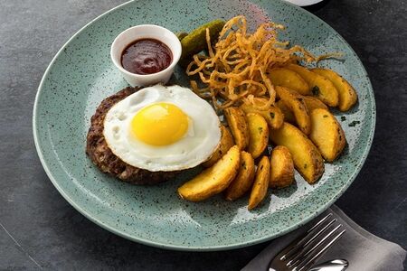 Бифштекс с яйцом