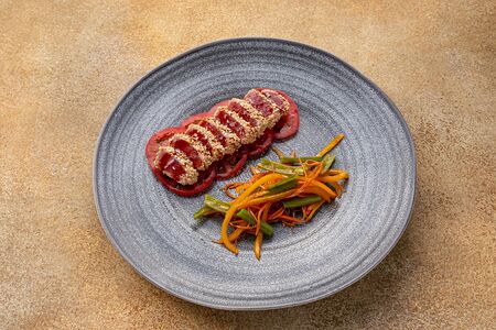 Салат с тунцом