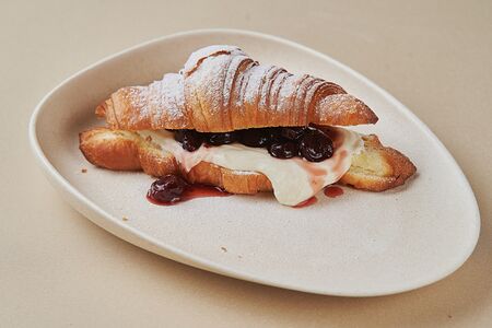 Круассан с заварным кремом и вишней