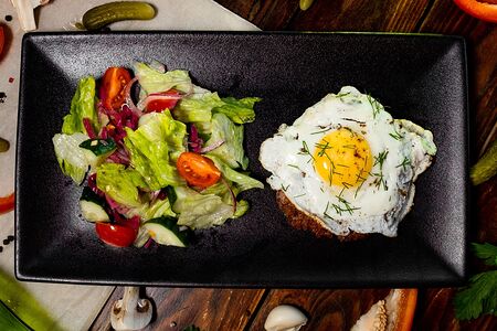 Бифштекс с яйцом и салатом из свежих овощей