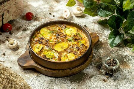 Рваная свинина с картофелем и шампиньонами в сливочно-перечном соусе под сыром