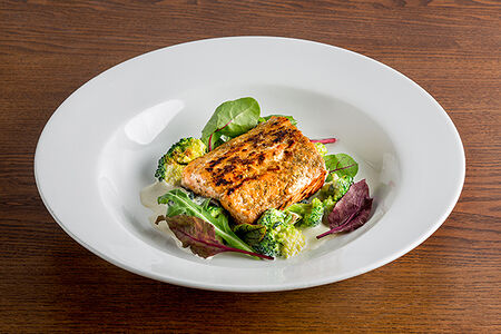 Филе красной рыбы со шпинатом и брокколи