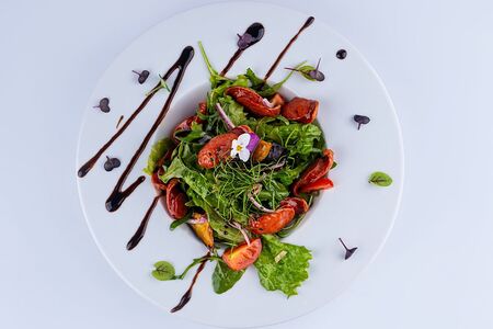 Теплый салат с хрустящим баклажаном и пикантными колбасками