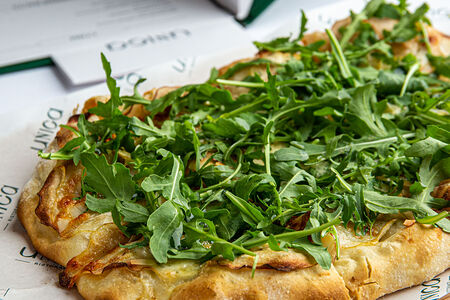 Пицца с грушей и горгонзолой