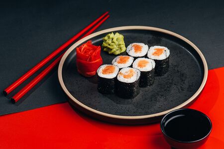 Мини-ролл с лососем